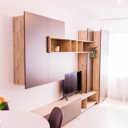 Riverside White Apartment Máréfalva Kültér fotó